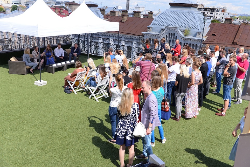 Ольга Фреймут впервые после рождения сына появилась на публике